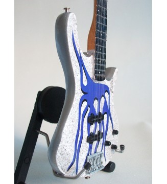 Guitare miniature basse « blue flame » Robert Trujillo Metallica gros plan de côté