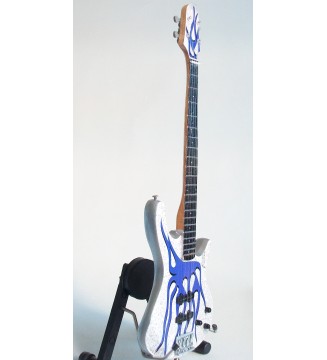Guitare miniature basse « blue flame » Robert Trujillo Metallica vue globale de côté