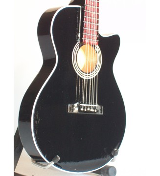 Guitare miniature acoustique noire Bon Jovi gros plan vue de gauche