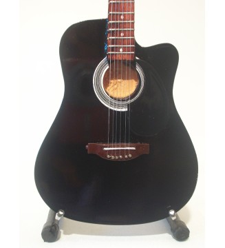 Guitare miniature acoustique noire Bon Jovi gros plan vue de face