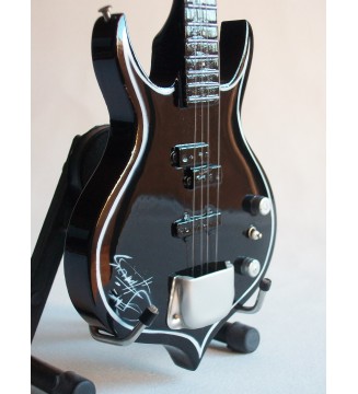 Guitare basse miniature « Punisher » de Gene Simmons – KISS gros plan de gauche