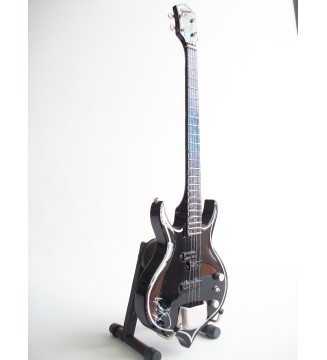 Guitare basse miniature « Punisher » de Gene Simmons – KISS vue globale de gauche