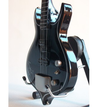 Guitare basse miniature « Punisher » de Gene Simmons – KISS gros plan de droite