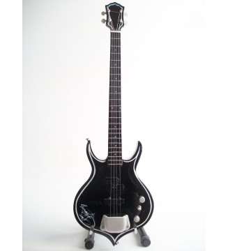 Guitare basse miniature « Punisher » de Gene Simmons – KISS vue globale de face