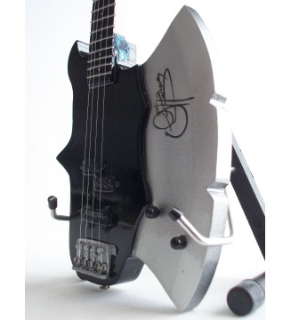 Guitare basse miniature « Axe» de Gene Simmons de KISS gros plan vue de droite