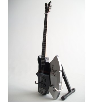 Guitare basse miniature « Axe» de Gene Simmons de KISS vue globale de droite