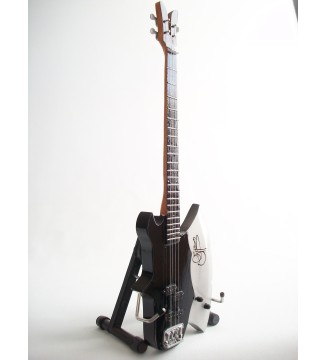 Guitare basse miniature « Axe» de Gene Simmons de KISS vue globale de gauche