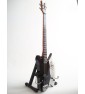 Guitare basse miniature « Axe» de Gene Simmons de KISS vue globale de gauche