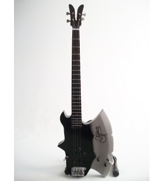 Guitare basse miniature « Axe» de Gene Simmons de KISS vue globale de face