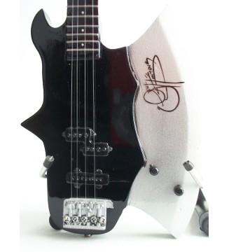 Guitare basse miniature « Axe» de Gene Simmons de KISS gros plan vue de face