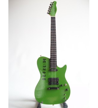 Guitare miniature Manson DRONE 94 Matt Bellamy de Muse vue de face en plan general