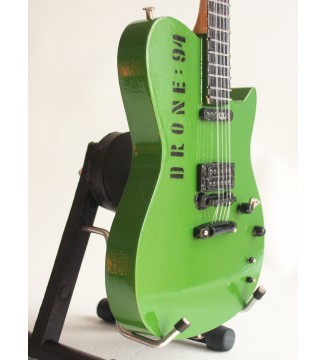 Guitare miniature Manson DRONE 94 Matt Bellamy de Muse vue de droite en gros plan