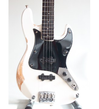 Guitare basse miniature Flea jazz bass Red Hot Chili Peppers gros plan de face