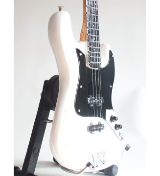 Guitare basse miniature Flea jazz bass Red Hot Chili Peppers gros plan vue de droite