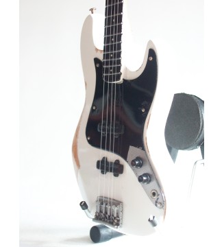 Guitare basse miniature Flea jazz bass Red Hot Chili Peppers gros plan vue de gauche