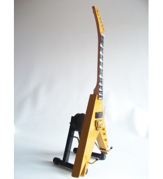 Guitare miniature Jackson double V de Vinnie Vincent de Kiss vue globale de droite