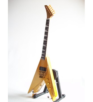 Guitare miniature Jackson double V de Vinnie Vincent de Kiss vue globale de gauche