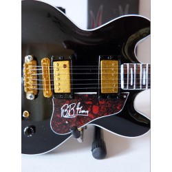 Guitare miniature Gibson ES 355 BB King Lucille gros plan couché